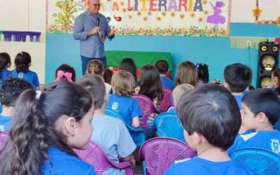 Amambai celebra a Semana Municipal da Leitura com contação de histórias e a presença de escritor na escola