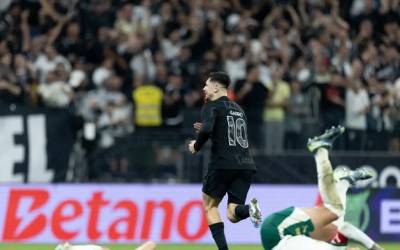 Corinthians vence clássico com o Palmeiras para se afastar do Z4