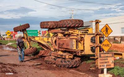 Operador de máquina é levado para a Santa Casa após trator tombar na BR-163