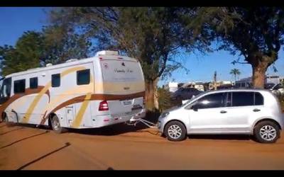 Motorhome não percebe carros parados e provoca engavetamento