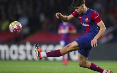 Jogador do Barcelona leva 10 pontos no rosto após choque na Liga dos Campeões