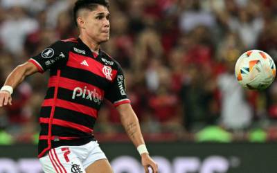 Luiz Araújo treina normalmente no campo e pode reforçar o Flamengo na final da Copa do Brasil