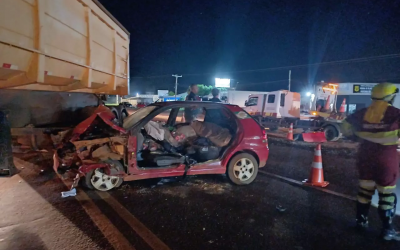 Motorista fica preso às ferragens em acidente entre carro e carreta na BR-163 em Campo Grande