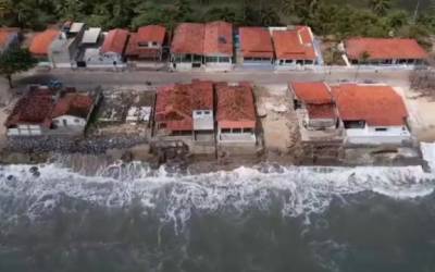 Cidade da Paraíba declara estado de calamidade pública após avanço do mar sobre casas