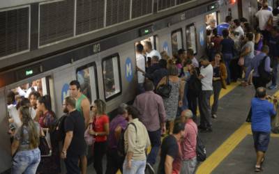 Homem é detido com faca no metrô de São Paulo