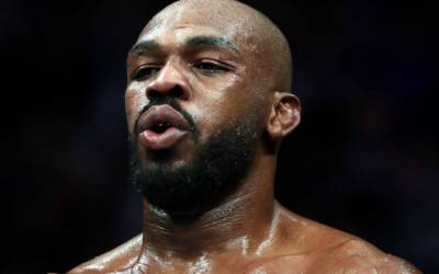 Jon Jones dá show, e Charles do Bronx vence duelo emocionante no UFC, sob olhares de Trump