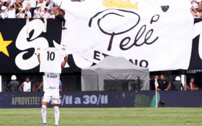 Em jogo de festa, torcida desvira faixas, Santos homenageia Pelé, mas CRB coloca água no chope