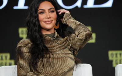 Kim Kardashian sensualiza com seu robô da Tesla, adquirido por R$ 170 mil