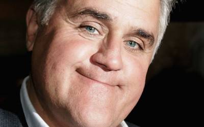 Jay Leno aparece em show com tapa-olho e hematomas após cair de penhasco