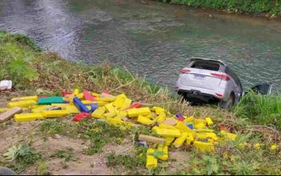 Com maconha do MS, traficantes fogem da polícia em Toyota SW4 e caem em rio do PR