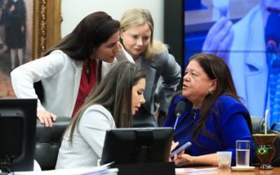 Sob protestos, CCJ da Câmara aprova PEC que proíbe aborto legal