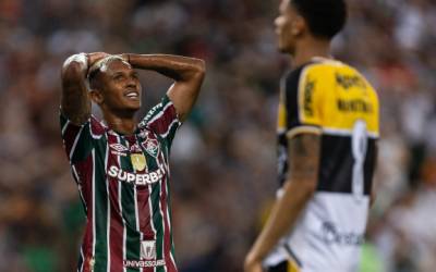 Torcedores do Fluminense protestam no CT e cobram raça em encontro com Thiago Silva